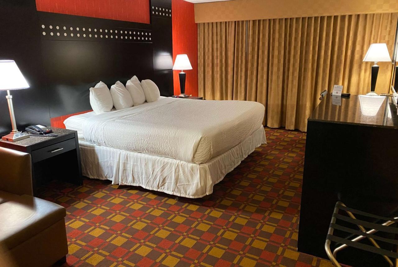 Ramada By Wyndham Rochelle Park Near Paramus Esterno foto