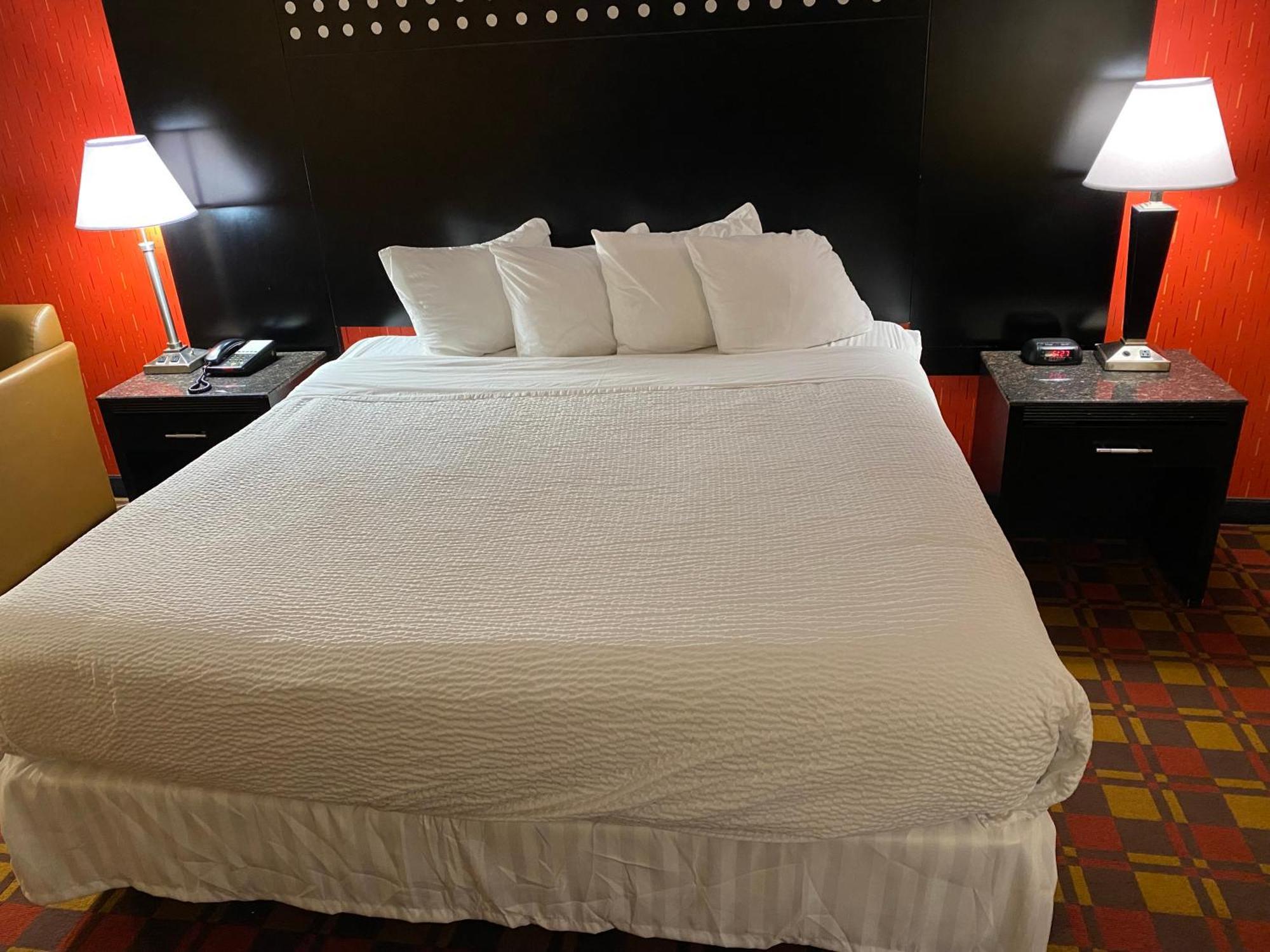 Ramada By Wyndham Rochelle Park Near Paramus Esterno foto